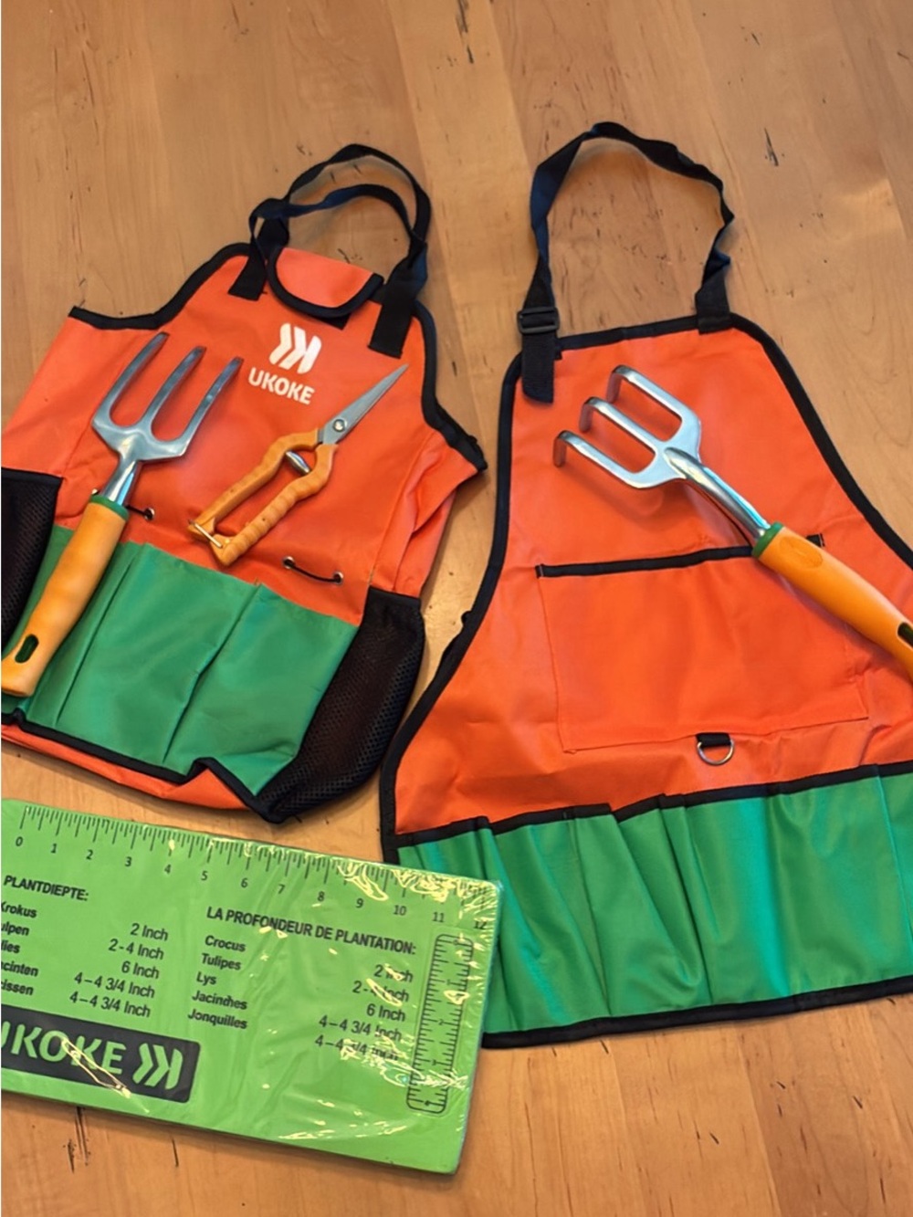 UKOKE Like New Orange & Green Gardening Pocketed Apron, Bag & Tool Set.